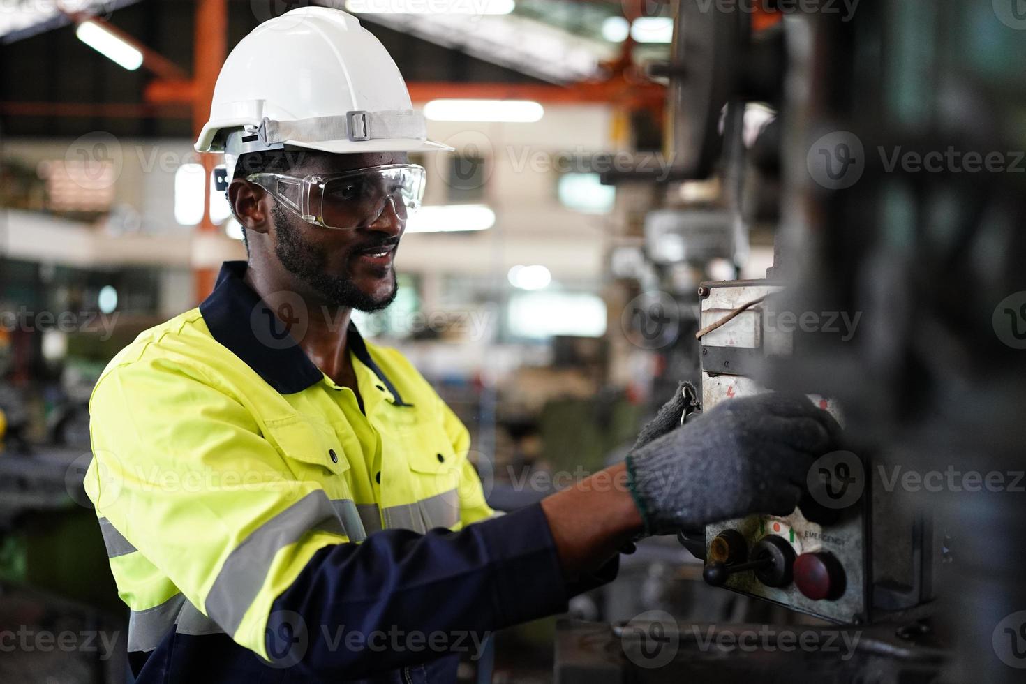 hombres profesionales, ingenieros, habilidades de los trabajadores, calidad, mantenimiento, trabajadores de la industria de capacitación, taller de almacén para operadores de fábrica, producción de equipos de ingeniería mecánica. foto