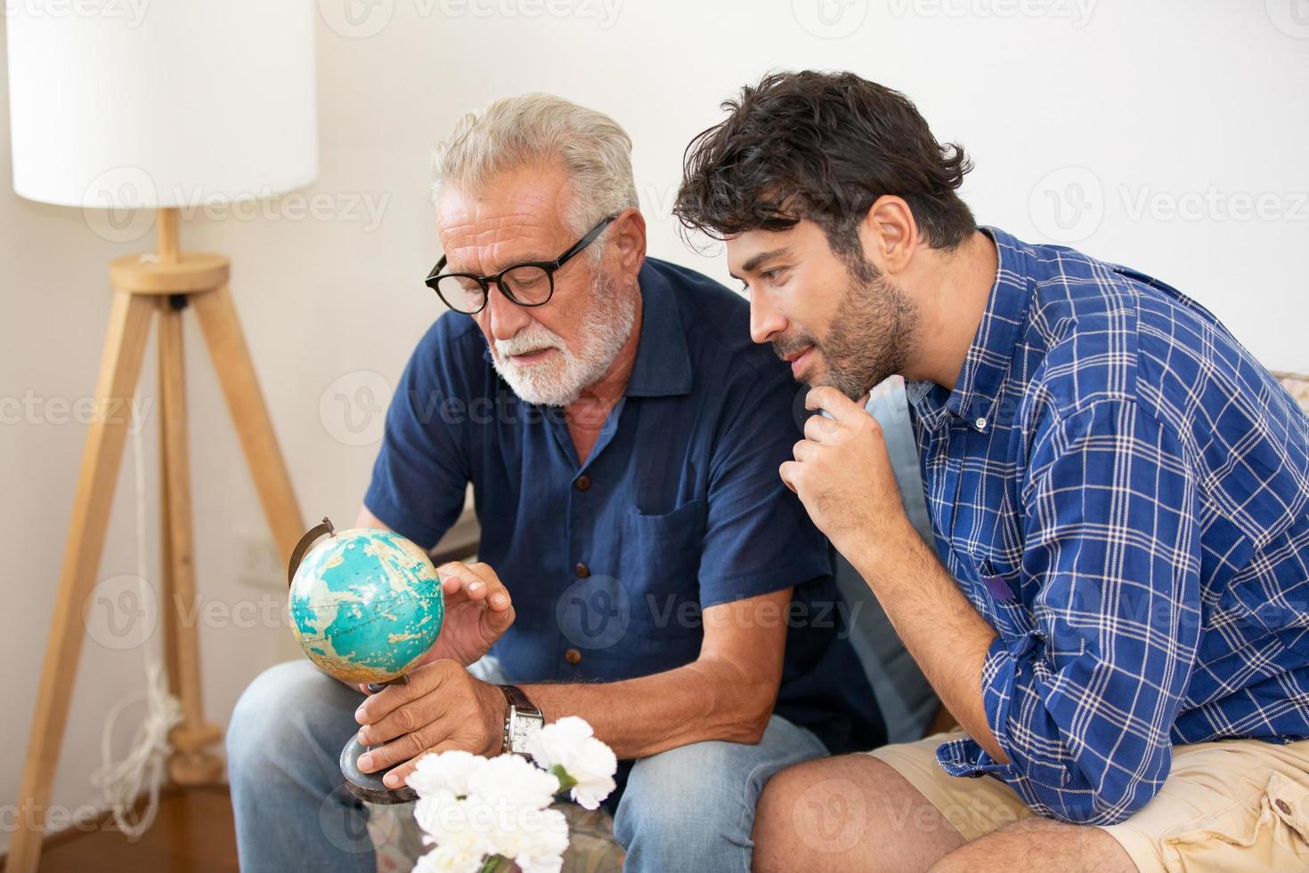 un retrato de un hijo hipster adulto y un padre mayor pasan tiempo juntos el fin de semana en casa. foto