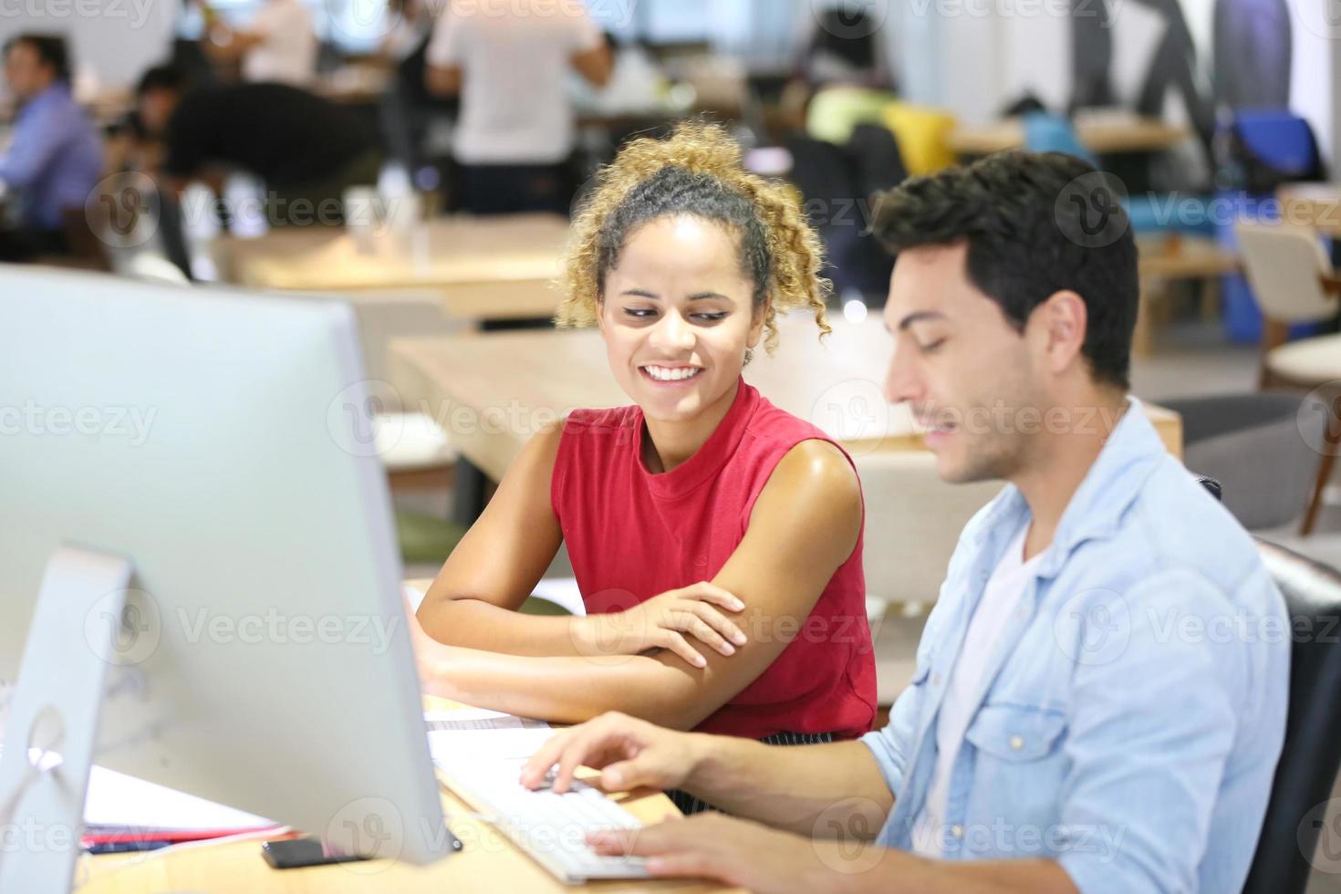 jóvenes empresarios trabajando juntos en un nuevo proyecto. compañeros de coworking. concepto de inicio. foto