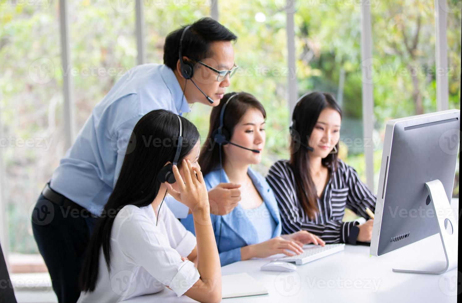 concepto de equipo de servicio. venta de operador o centro de contacto en la oficina, centro de llamadas de personas de información, oficina de soporte de ventas de equipo profesional de calidad. Empresa representante de medio ambiente en el lugar de trabajo. foto