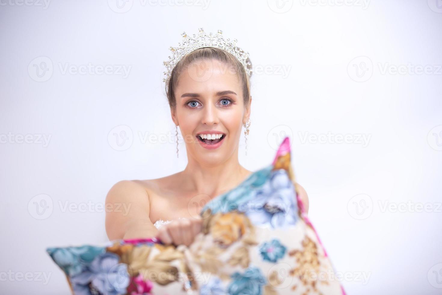 retrato, de, mujer joven, sonriente, encima, blanco, fondo gris foto