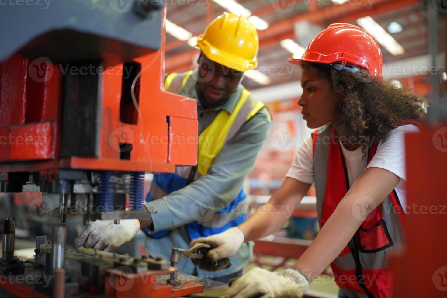 el capataz de los trabajadores de la industria o el trabajo de los trabajadores en el sitio de la fábrica revisan la máquina o los productos en el sitio. ingeniero o técnico revisando material o máquina en planta. industrial y fábrica. foto