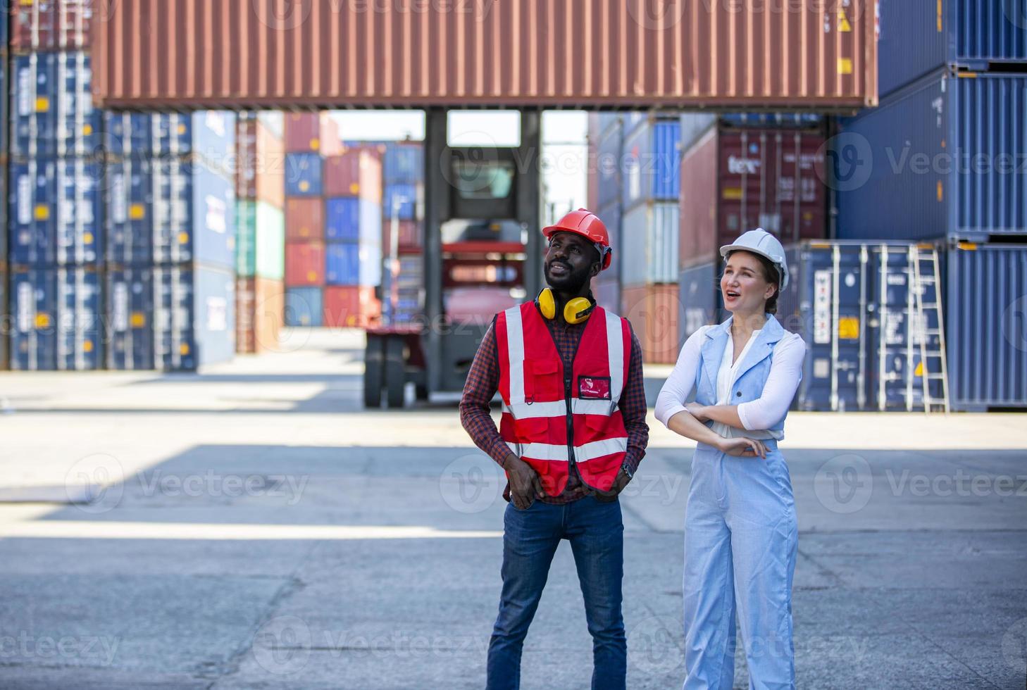 caja de contenedores de carga de control de capataz del buque de carga para importación y exportación. foto