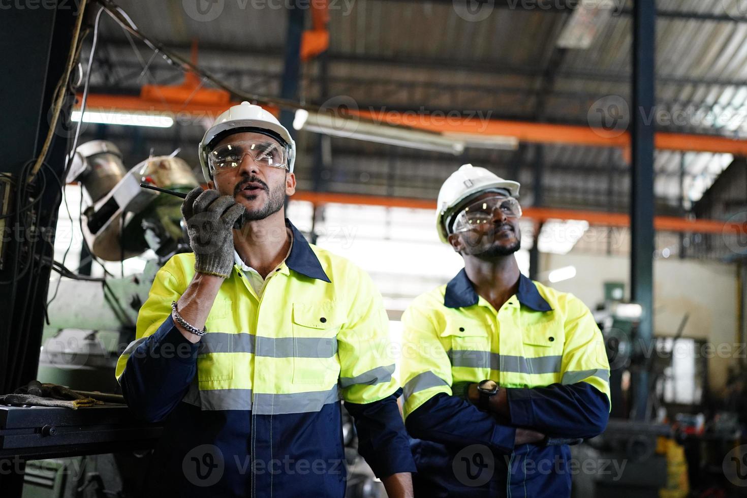 hombres profesionales, ingenieros, habilidades de los trabajadores, calidad, mantenimiento, trabajadores de la industria de capacitación, taller de almacén para operadores de fábrica, producción de equipos de ingeniería mecánica. foto