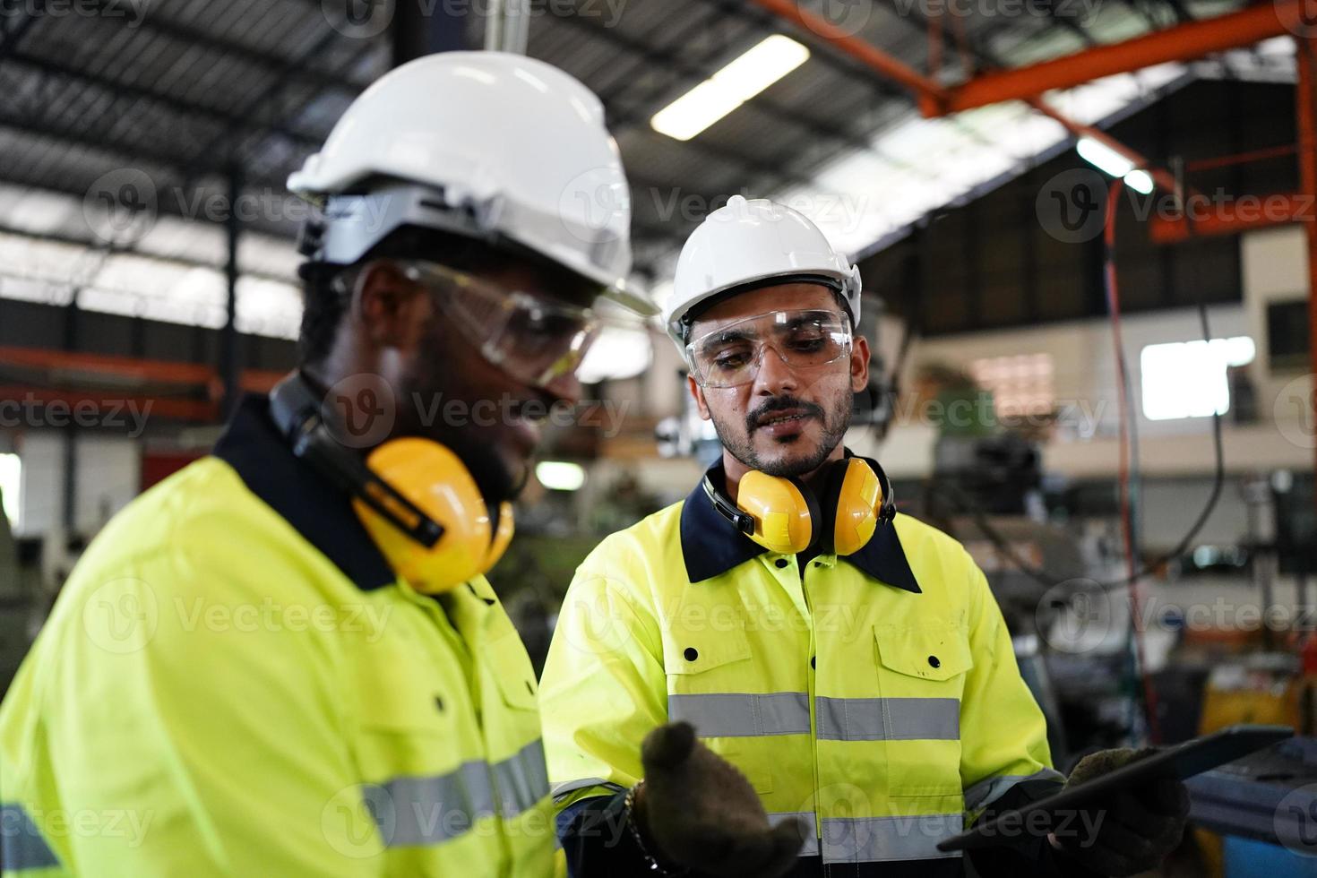 hombres profesionales, ingenieros, habilidades de los trabajadores, calidad, mantenimiento, trabajadores de la industria de capacitación, taller de almacén para operadores de fábrica, producción de equipos de ingeniería mecánica. foto