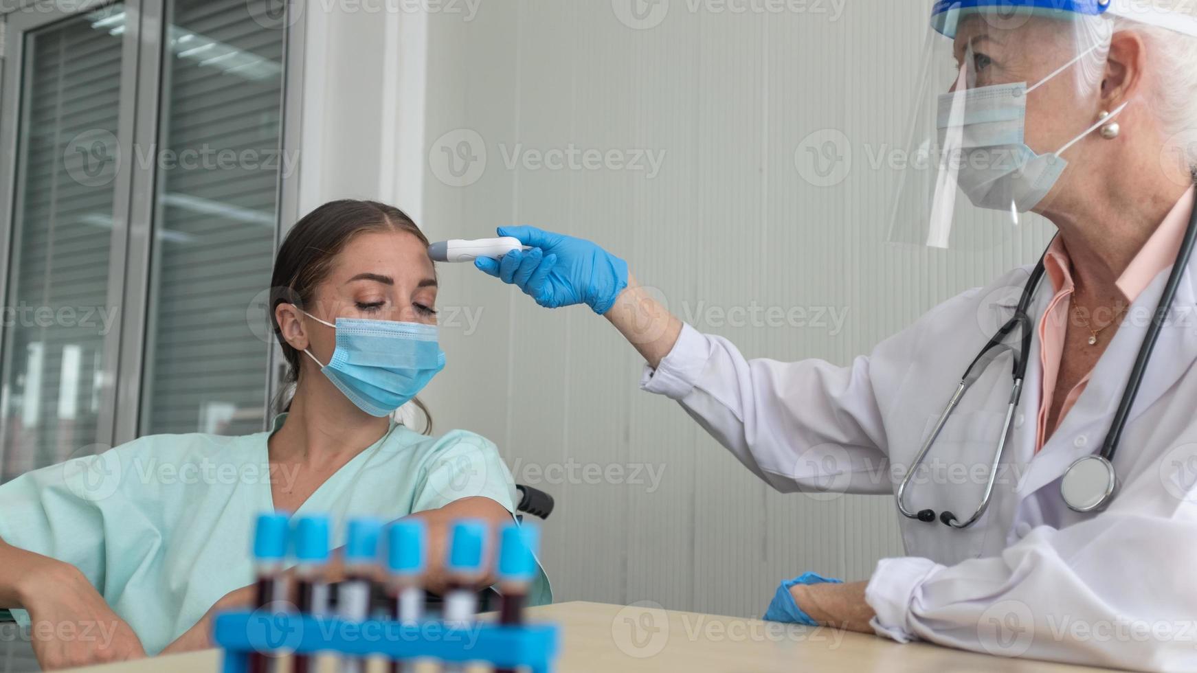 protección contra el coronavirus durante la cuarentena, doctora haciendo un examen médico a una paciente. foto