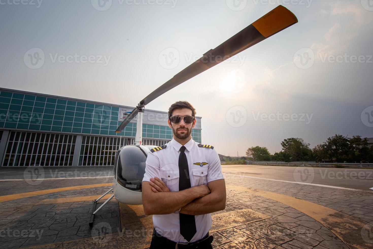 piloto de helicóptero privado comercial foto