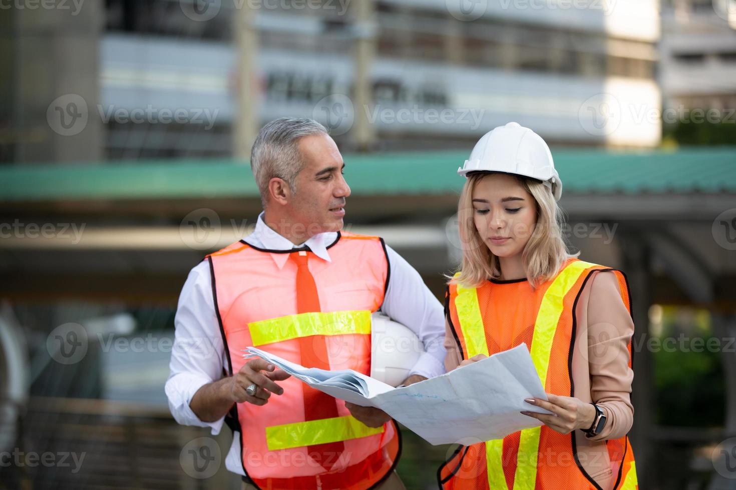 arquitecto de ingeniero de construcción que trabaja en el sitio de construcción y gestión en el sitio de construcción foto