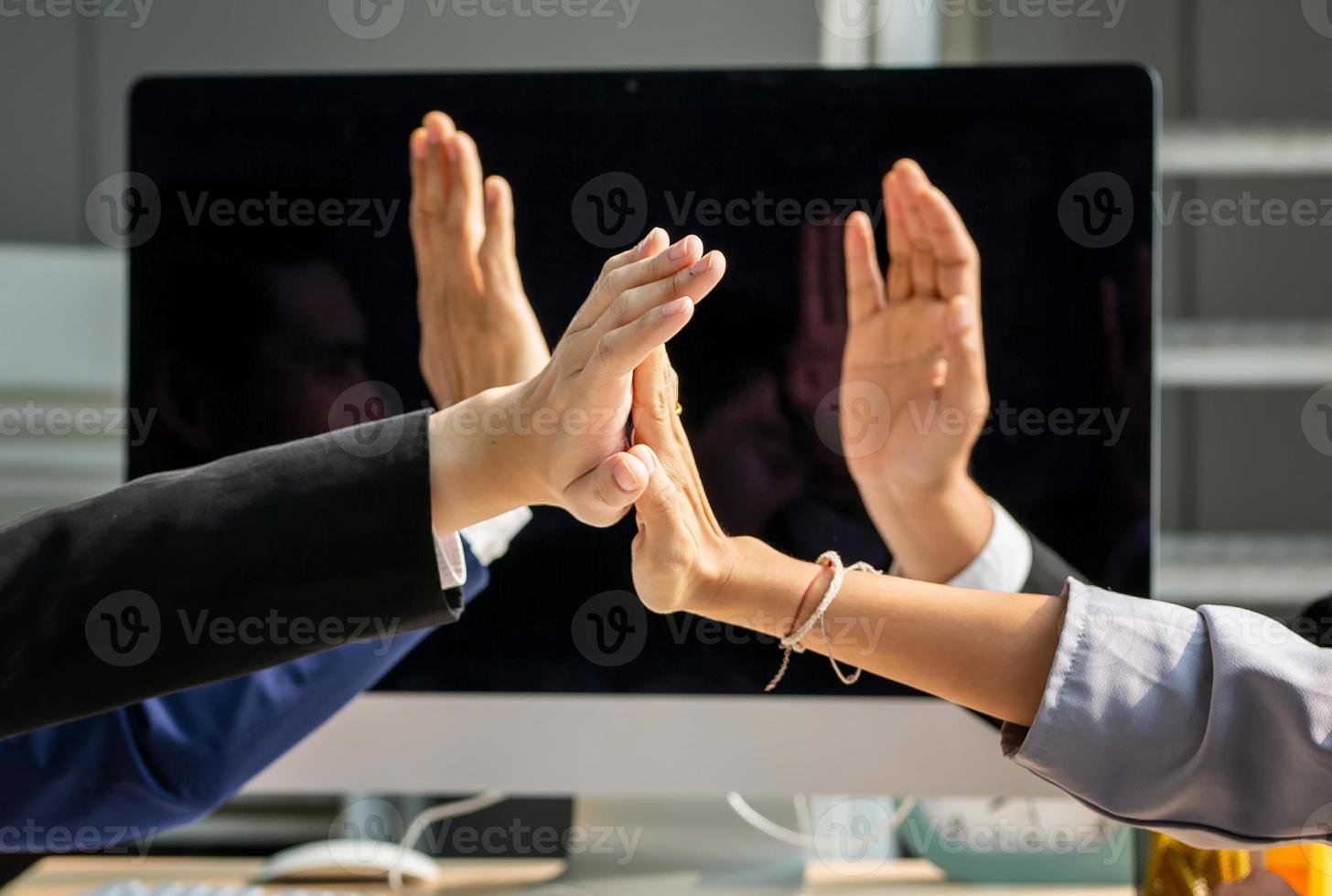 jóvenes empresarios poniendo sus manos juntas. pila de manos. unidad, concepto de trabajo en equipo foto