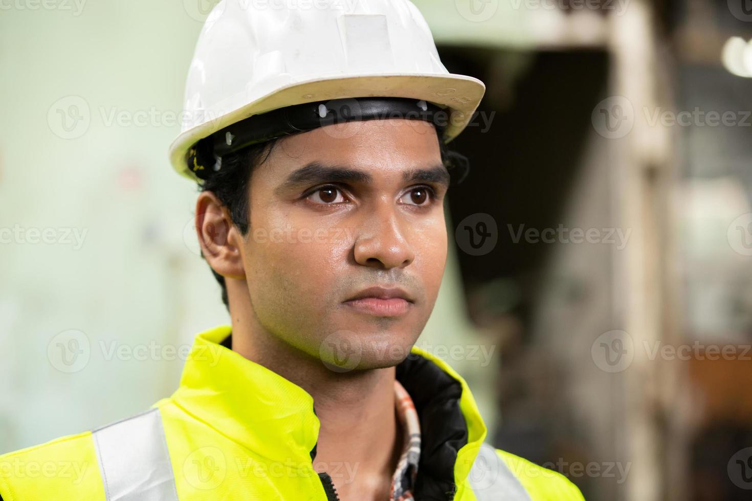 el trabajo de los trabajadores en el sitio de la fábrica revisa la máquina en la línea de productos o los productos en el sitio. ingeniero o técnico revisando material o máquina en planta. industrial y fábrica. foto