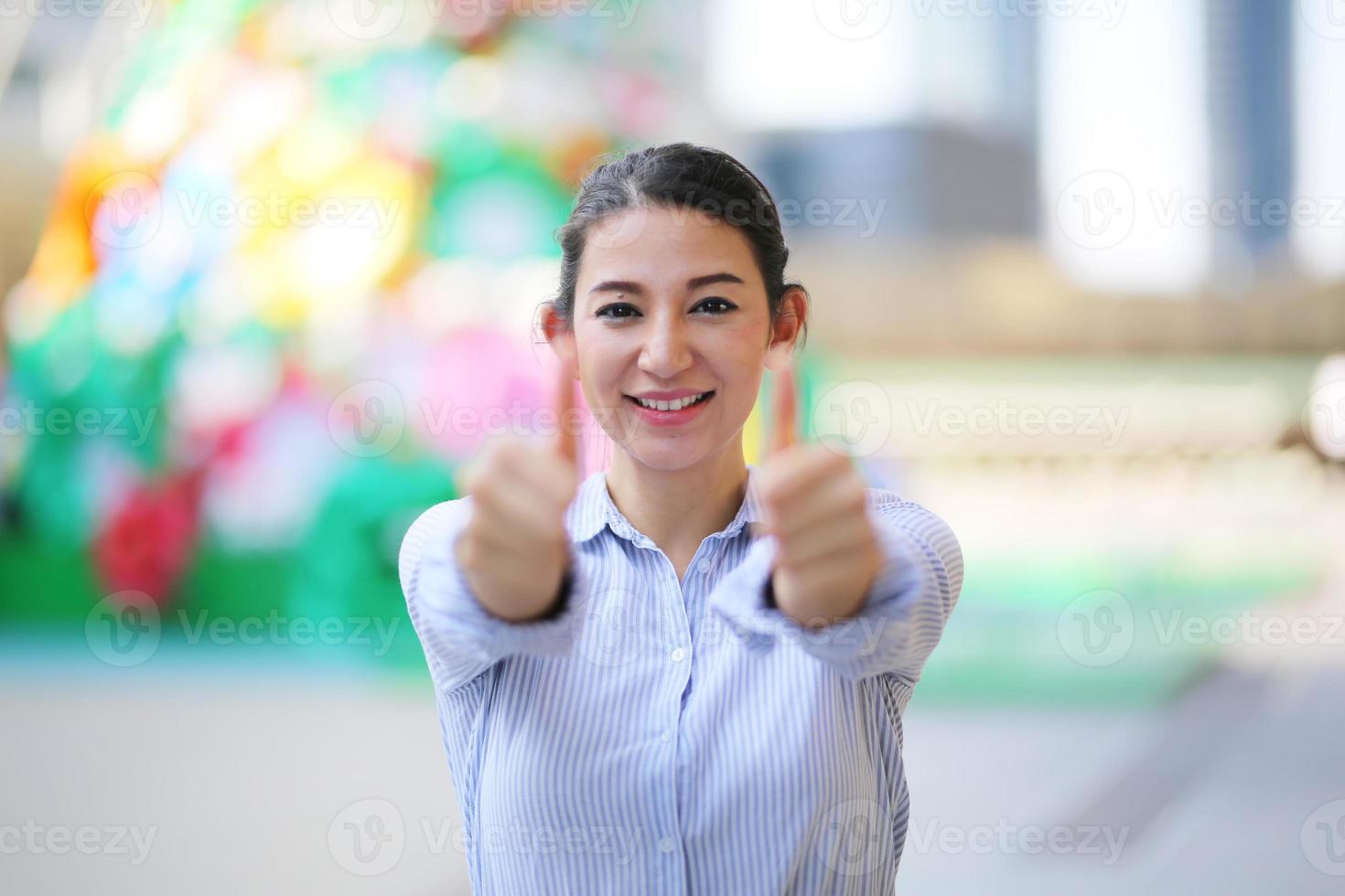 retrato de joven hermosa mujer de negocios en el exterior. brazos cruzados foto