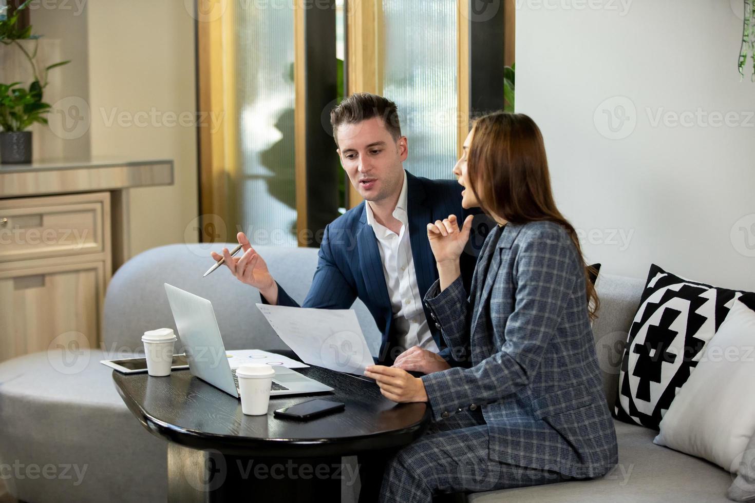 dos de empresarios discutiendo y colaborando en la oficina o empresarios multiétnicos en reunión. foto