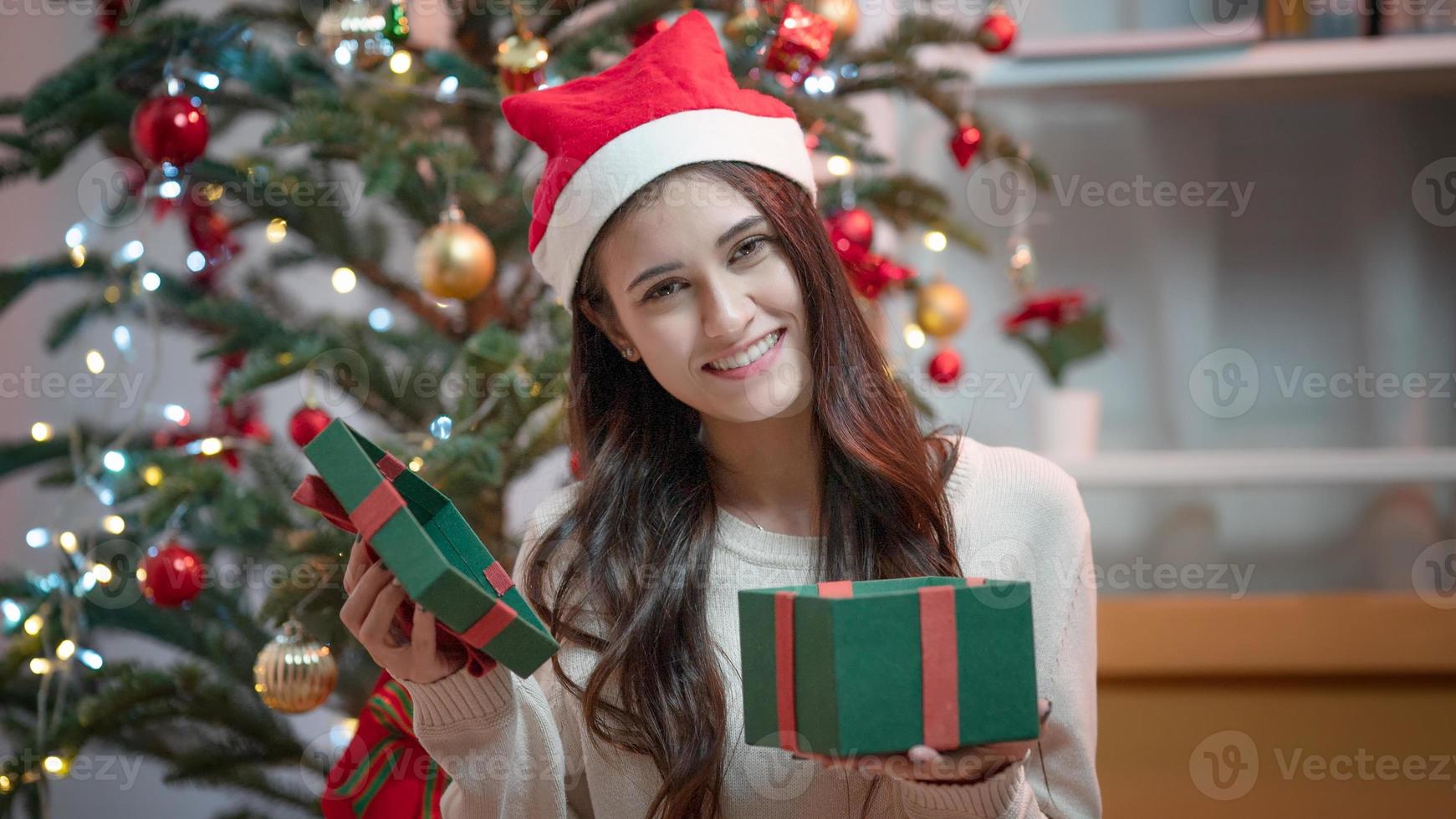 mujer atractiva joven celebrar vacaciones en vacaciones de navidad en homoe. foto