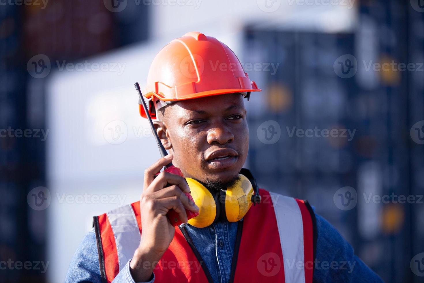 dos personas ingeniero masculino mano de obra personal empleado usar  uniforme amarillo casco casco seguridad hablar hablar discusión cuaderno  tableta informe información importación exportación envío logística carga  persona trabajo en equipo 18932630