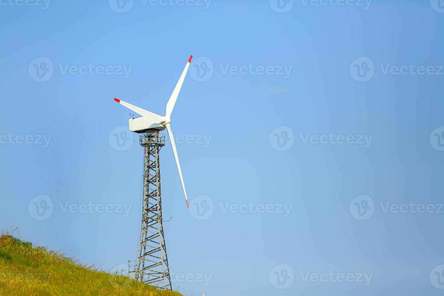 el funcionamiento de la energía de la turbina eólica, el cielo azul, el concepto de energía foto