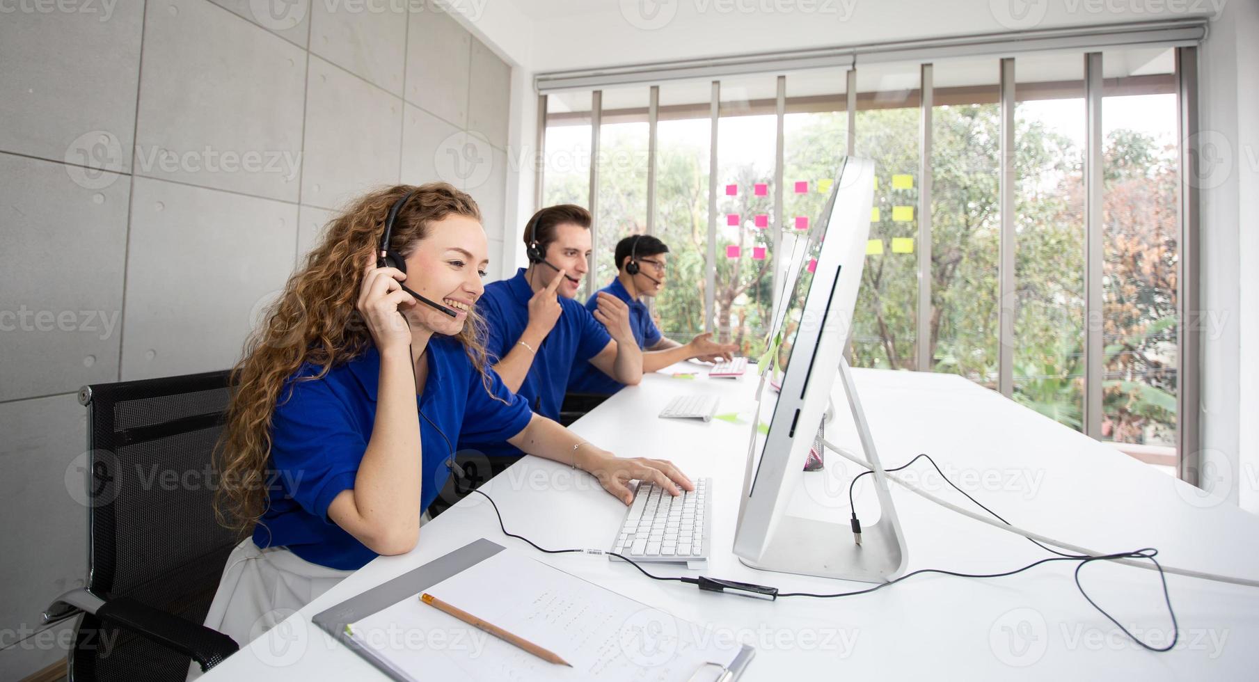 concepto de equipo de servicio. venta de operador o centro de contacto en la oficina, centro de llamadas de personas de información, oficina de soporte de ventas de equipo profesional de calidad. Empresa representante de medio ambiente en el lugar de trabajo. foto