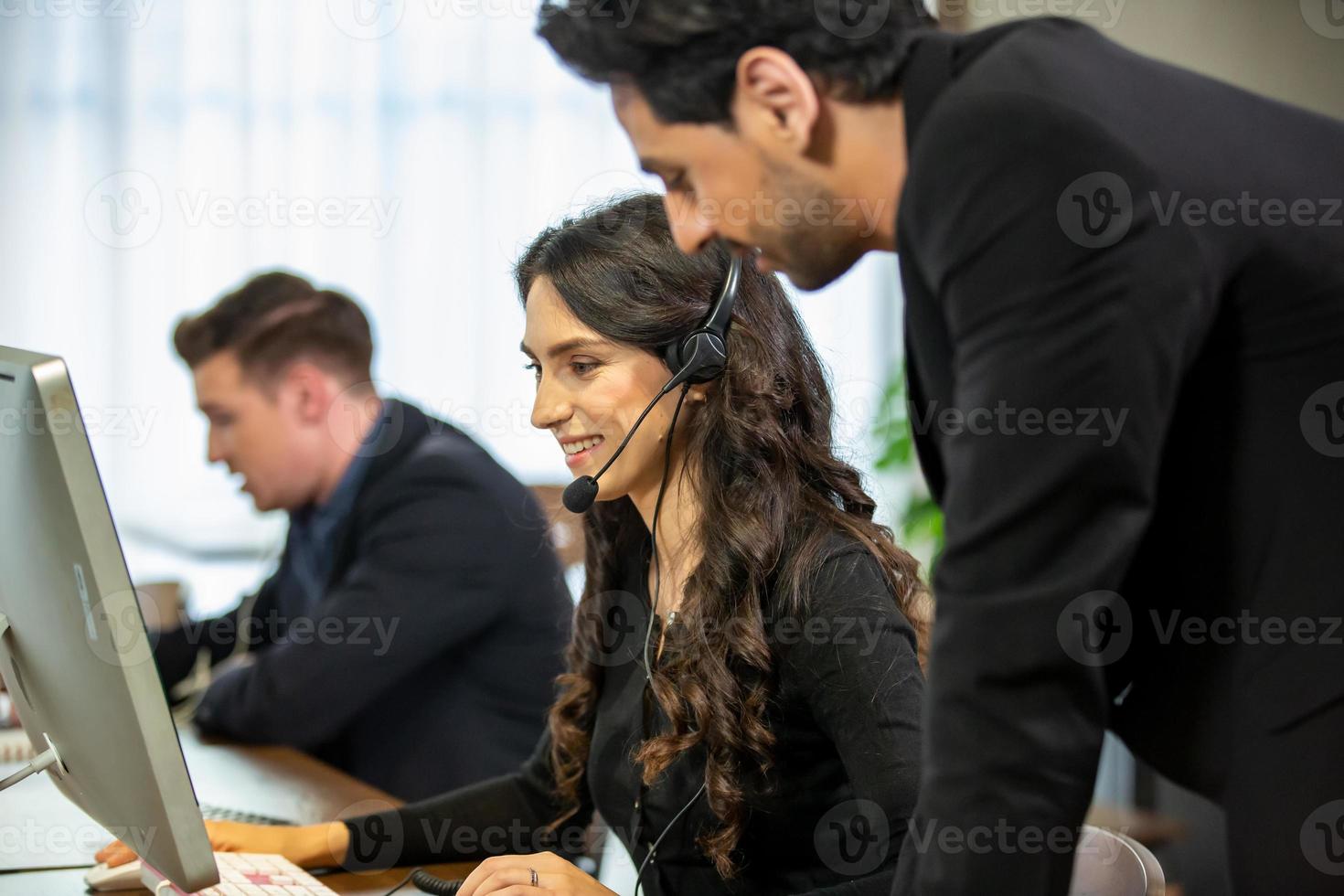 concepto de equipo de servicio. venta de operador o centro de contacto en la oficina, centro de llamadas de personas de información, oficina de soporte de ventas de equipo profesional de calidad. Empresa representante de medio ambiente en el lugar de trabajo. foto