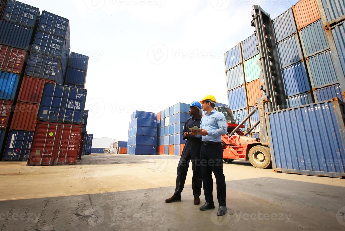 caja de contenedores de carga de control de capataz del buque de carga para importación y exportación. foto