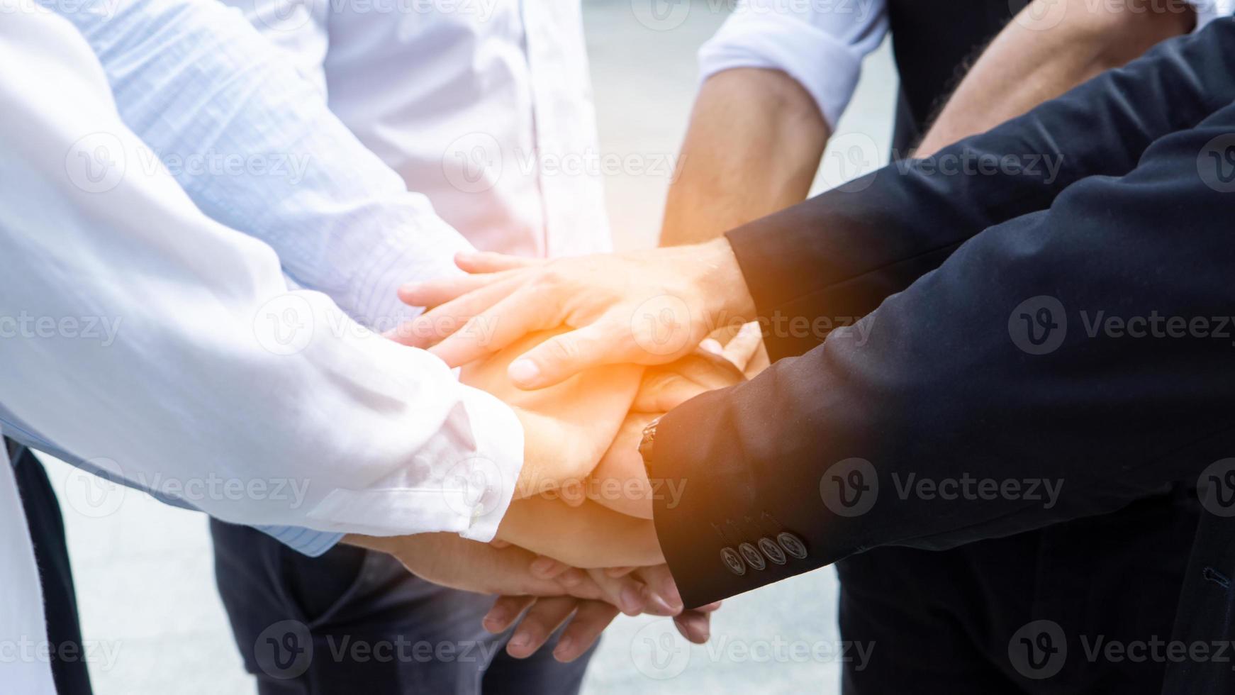 sección baja de hombres de negocios dándose la mano, apretón de manos de negocios, trato hecho. profesionales foto