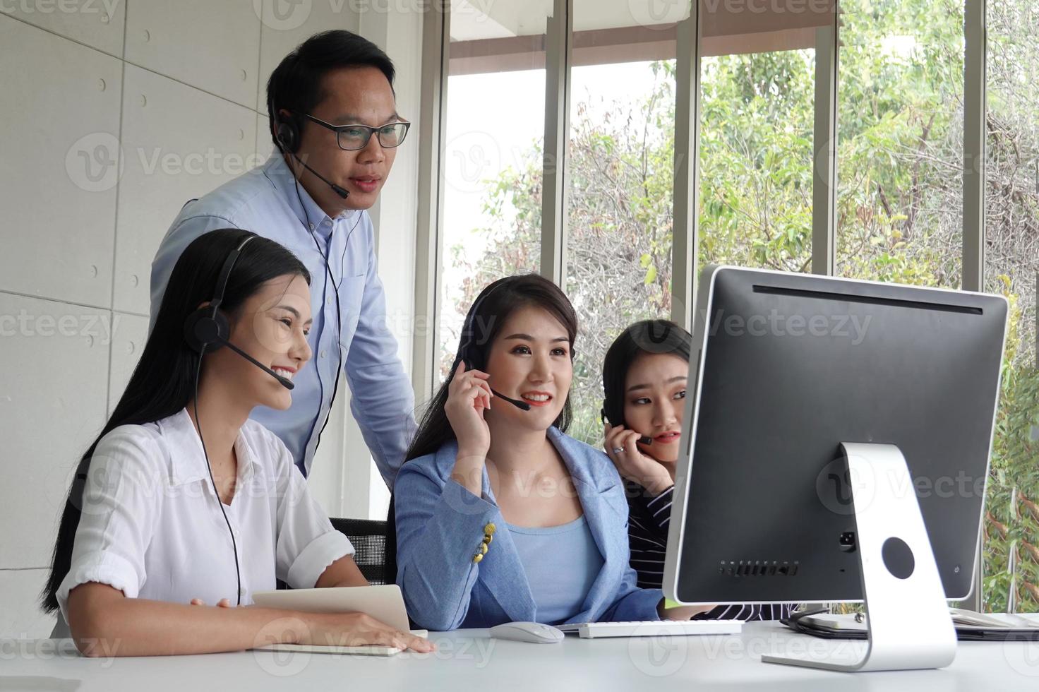 concepto de equipo de servicio. venta de operador o centro de contacto en la oficina, centro de llamadas de personas de información, oficina de soporte de ventas de equipo profesional de calidad. Empresa representante de medio ambiente en el lugar de trabajo. foto