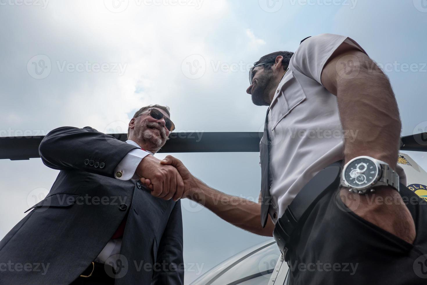 vista de ángulo bajo de la mano del hombre de negocios temblando. foto