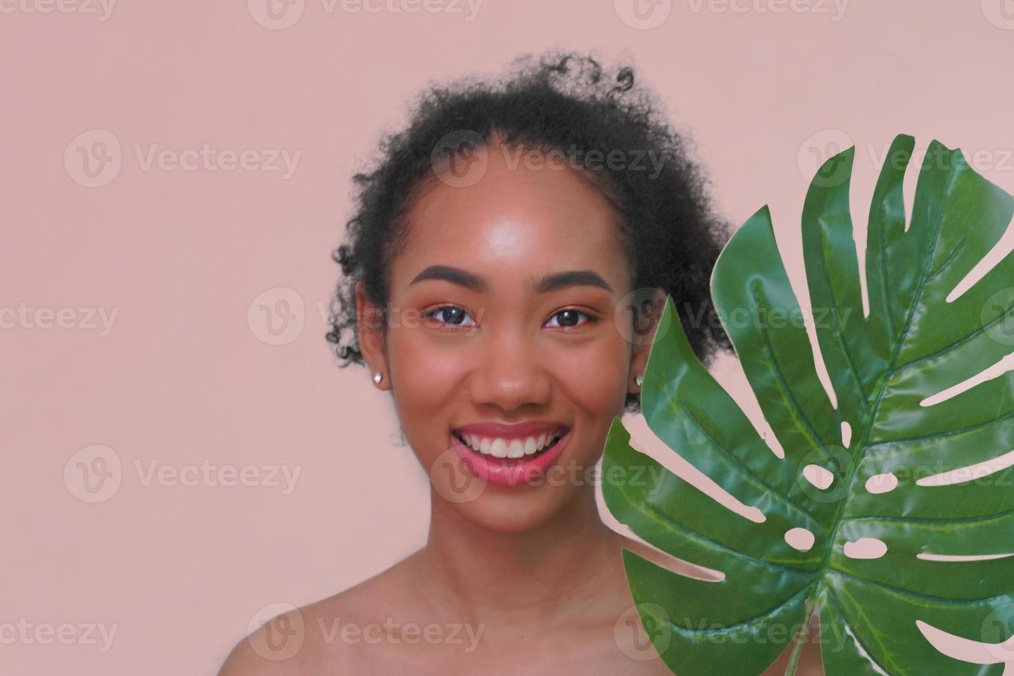 retrato de una mujer afroamericana tranquila y satisfecha con un peinado rizado tupido, foto