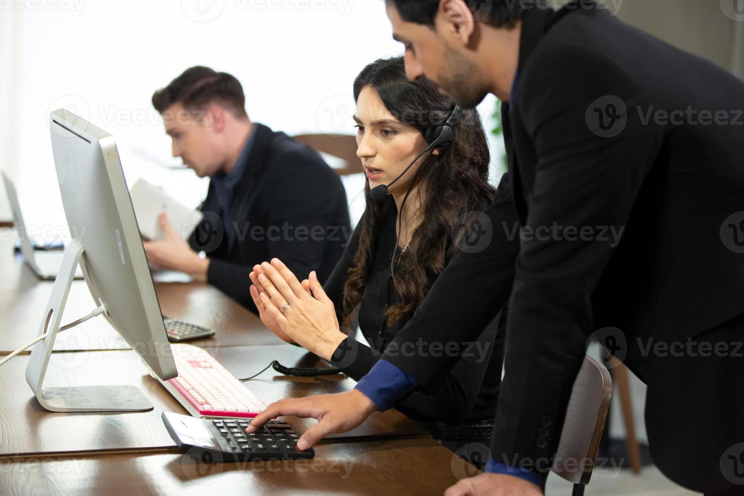 concepto de equipo de servicio. venta de operador o centro de contacto en la oficina, centro de llamadas de personas de información, oficina de soporte de ventas de equipo profesional de calidad. Empresa representante de medio ambiente en el lugar de trabajo. foto