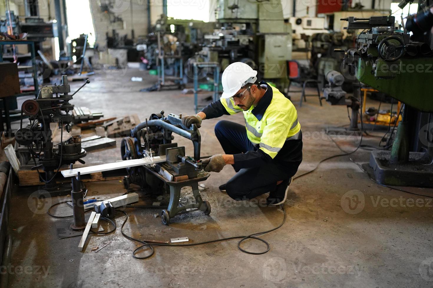 hombres profesionales, ingenieros, habilidades de los trabajadores, calidad, mantenimiento, trabajadores de la industria de capacitación, taller de almacén para operadores de fábrica, producción de equipos de ingeniería mecánica. foto