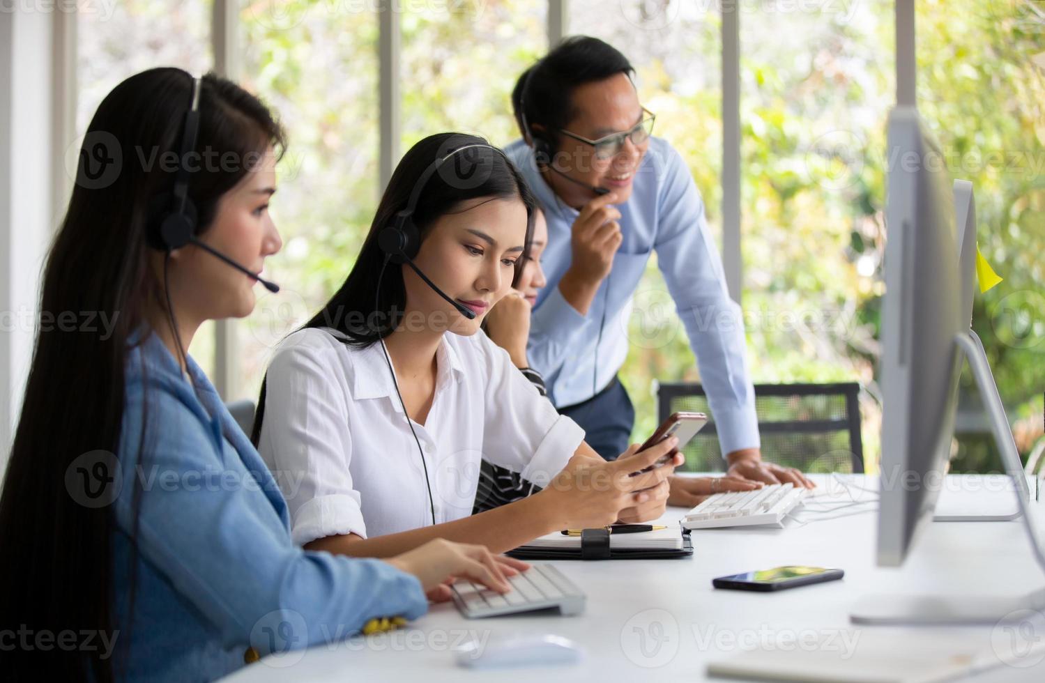 concepto de equipo de servicio. venta de operador o centro de contacto en la oficina, centro de llamadas de personas de información, oficina de soporte de ventas de equipo profesional de calidad. Empresa representante de medio ambiente en el lugar de trabajo. foto