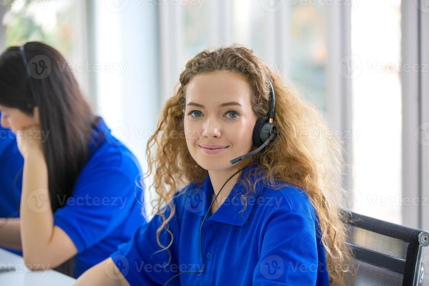 concepto de equipo de servicio. venta de operador o centro de contacto en la oficina, centro de llamadas de personas de información, oficina de soporte de ventas de equipo profesional de calidad. Empresa representante de medio ambiente en el lugar de trabajo. foto