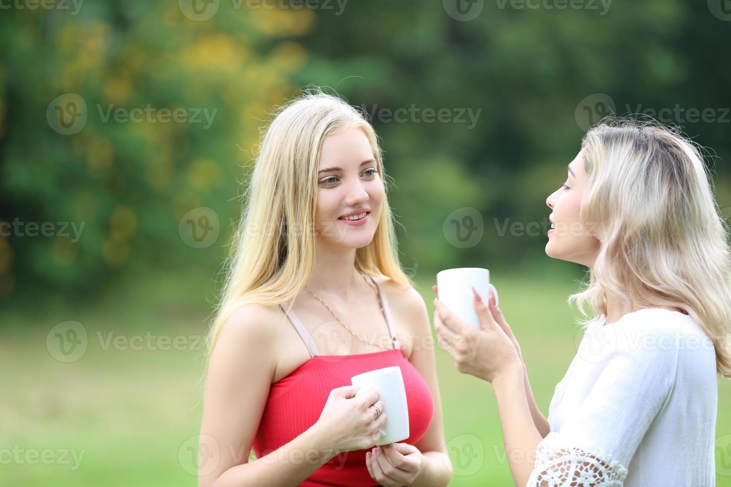 retrato de dos jóvenes amigos al aire libre. foto