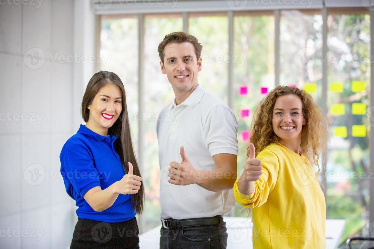 joven empresario del grupo, gente de negocios juntando las manos, poder de inicio para apoyar, éxito en la mesa en la oficina, lugar de trabajo. trabajo en equipo, los colegas colaboran en el concepto de negocio. foto