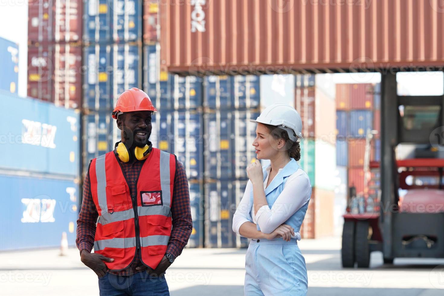 caja de contenedores de carga de control de capataz del buque de carga para importación y exportación. foto