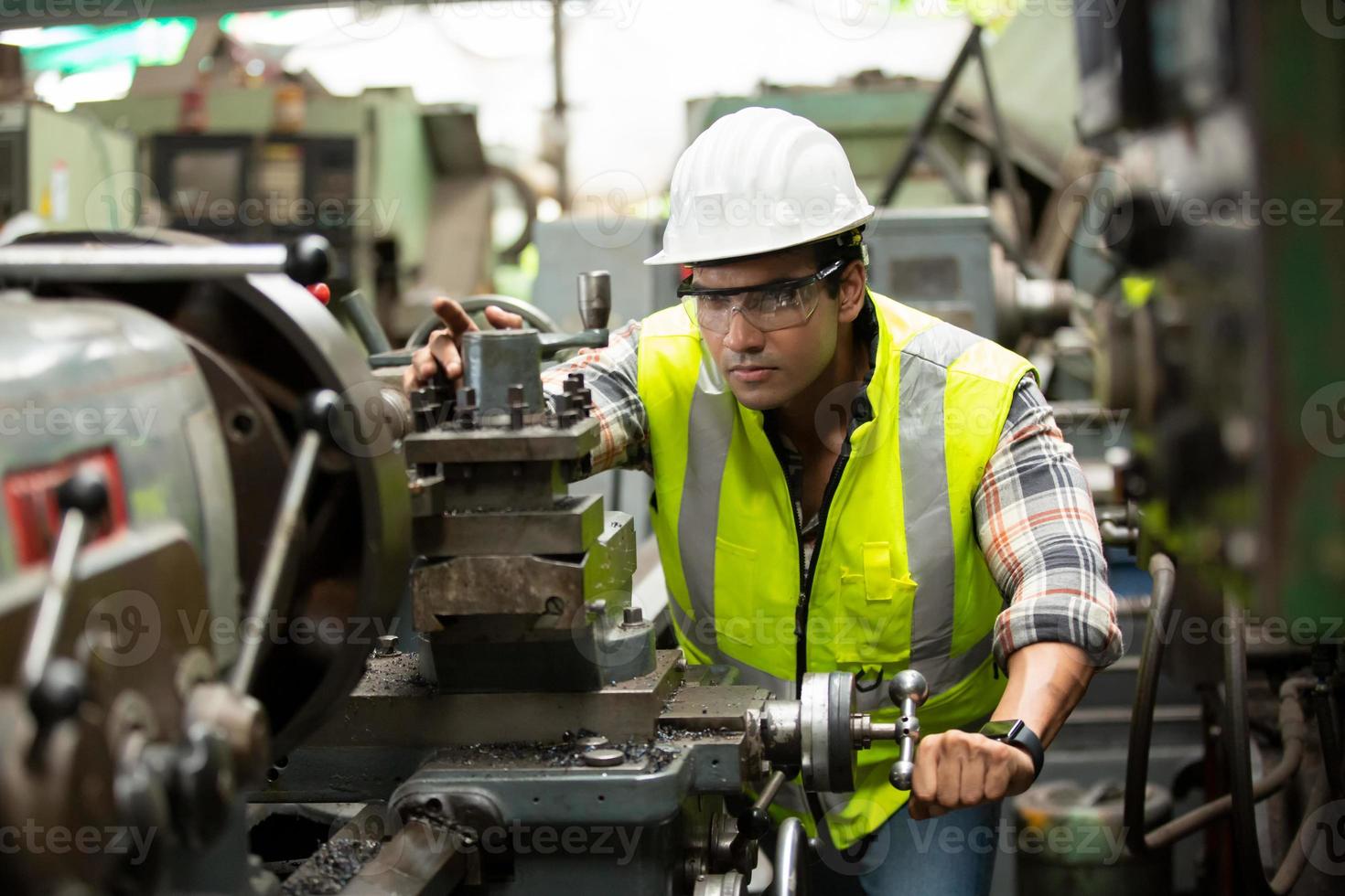 el trabajo de los trabajadores en el sitio de la fábrica revisa la máquina en la línea de productos o los productos en el sitio. ingeniero o técnico revisando material o máquina en planta. industrial y fábrica. foto