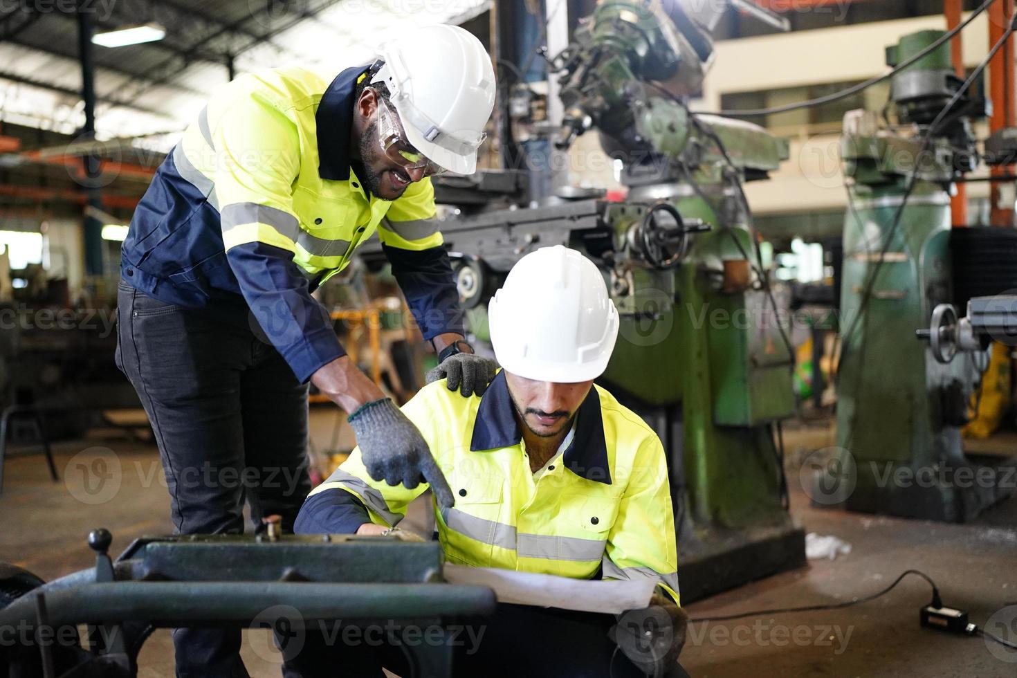 hombres profesionales, ingenieros, habilidades de los trabajadores, calidad, mantenimiento, trabajadores de la industria de capacitación, taller de almacén para operadores de fábrica, producción de equipos de ingeniería mecánica. foto