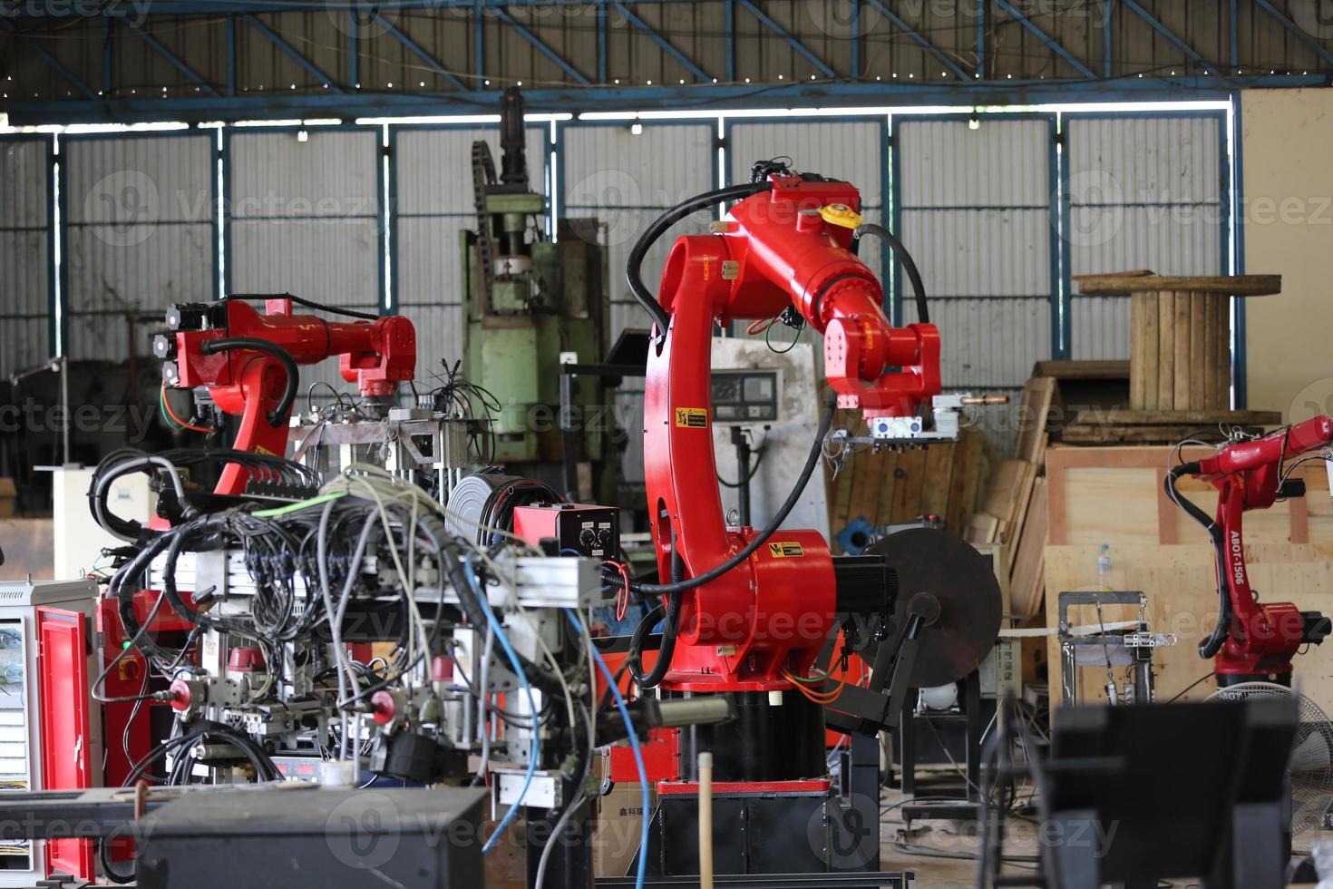 brazo robótico en la planta de la fábrica de metal. está realizando el mantenimiento de rutina del equipo de las unidades de soldadura robótica. foto