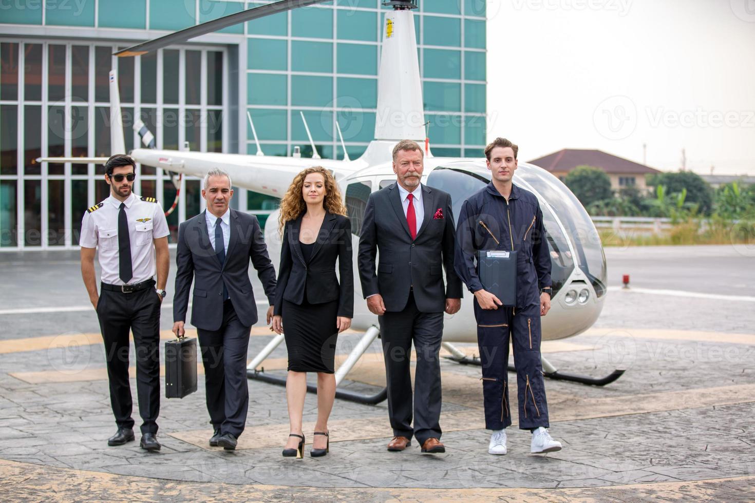 los empresarios exitosos que se unen se ensanchan mostrando una fuerte relación de comunidad de trabajadores. un equipo de hombres de negocios y mujeres de negocios que expresan un sólido trabajo en equipo en la oficina moderna. foto