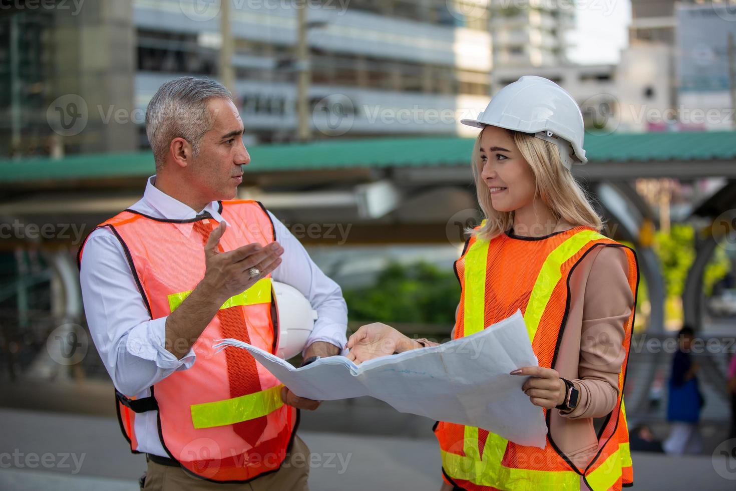 arquitecto de ingeniero de construcción que trabaja en el sitio de construcción y gestión en el sitio de construcción foto