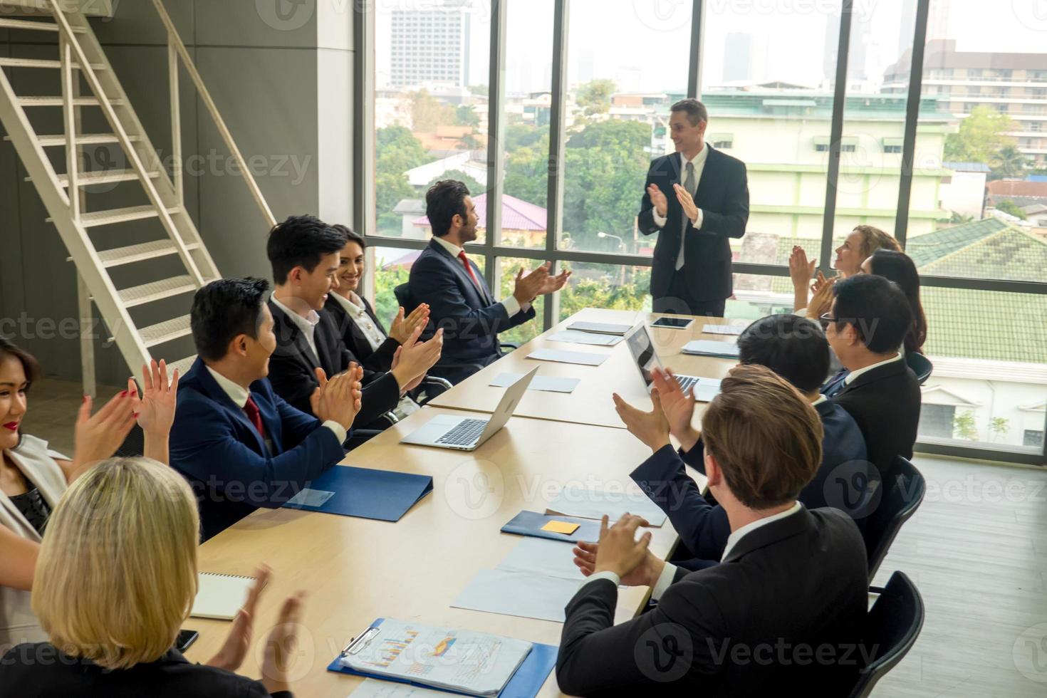 grupo de empresarios que colaboran en la oficina o empresarios multiétnicos en reunión. foto