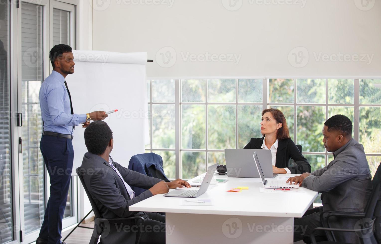 joven equipo de negocios de puesta en marcha trabajando en la sala de reuniones. foto