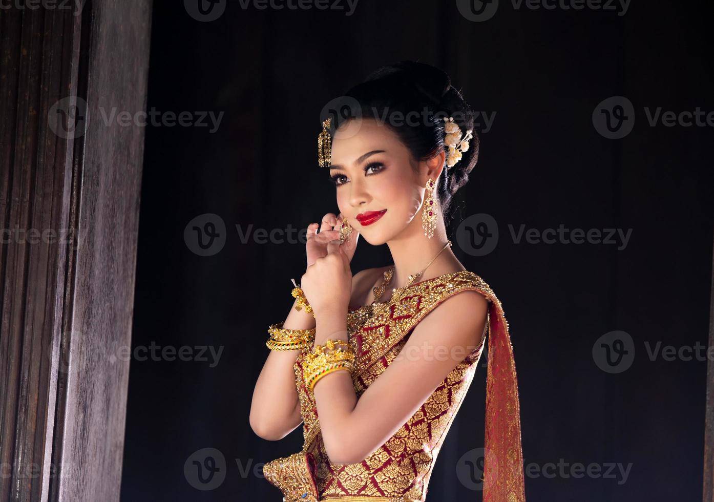 traje tailandés vestido de mujer hermosa, traje de estilo tailandés en Tailandia foto