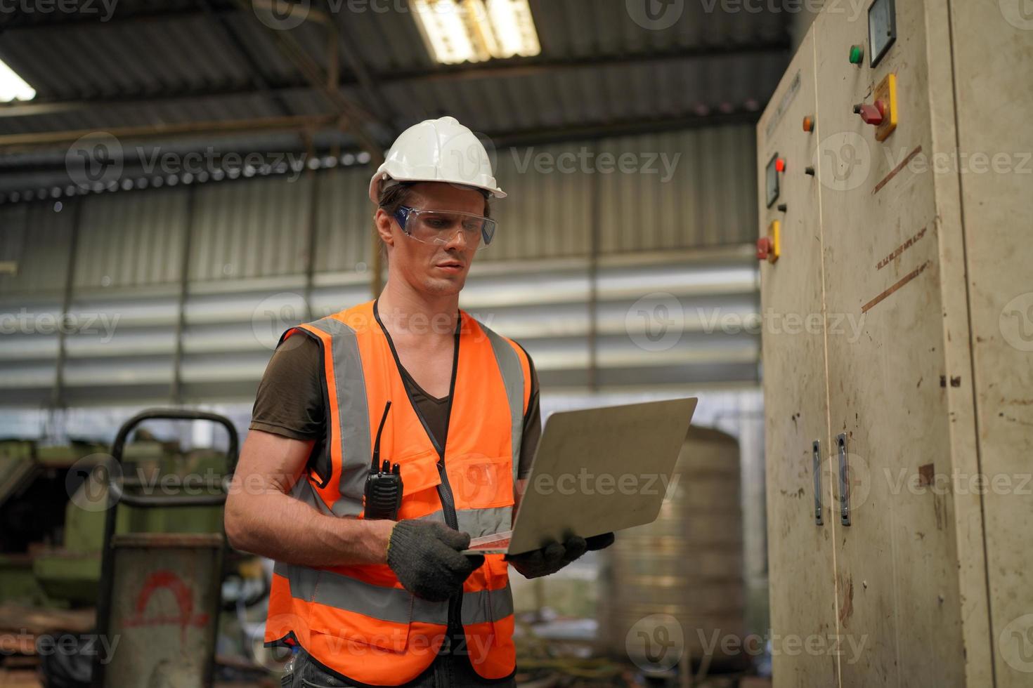 los ingenieros de mantenimiento están trabajando frente a la reparación automatizada de maquinaria cnc en una lista de verificación de mantenimiento en la línea de producción. foto