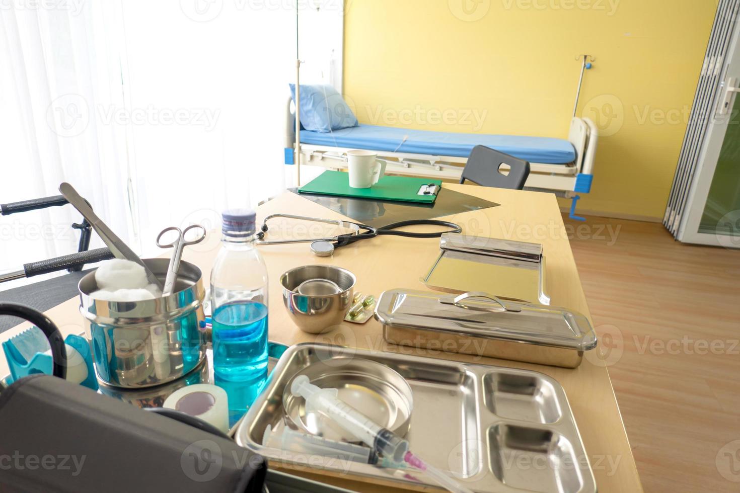 cama de paciente en sala de hospital sin cuerpo foto