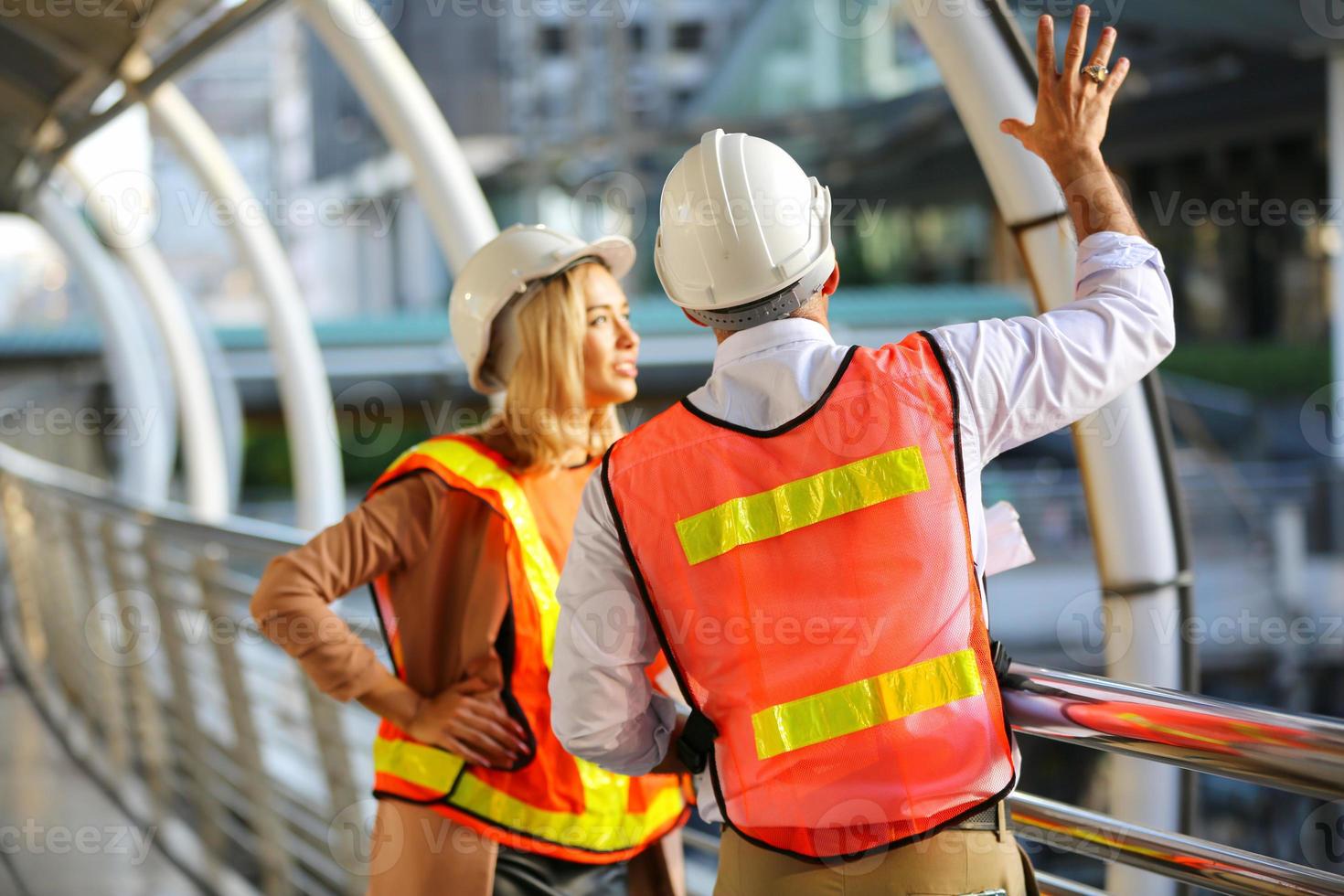 arquitecto de ingeniero de construcción que trabaja en el sitio de construcción y gestión en el sitio de construcción foto