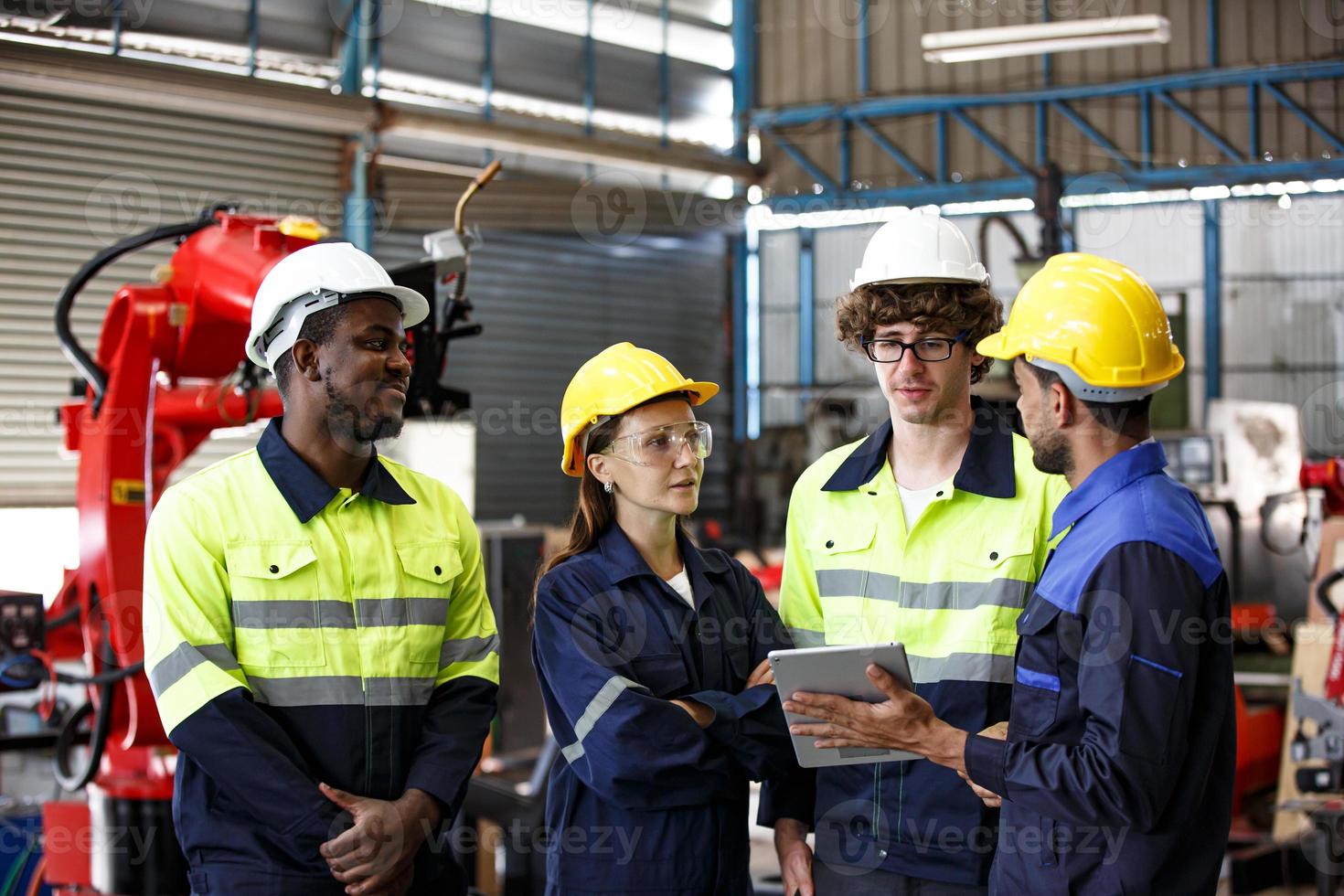 ingeniero industrial o trabajador con casco mientras está de pie en una fábrica industrial pesada. el mantenimiento que busca trabajar en maquinaria industrial y verificar la configuración del sistema de seguridad en fábrica. foto