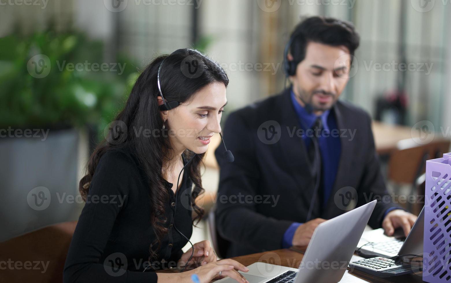 concepto de equipo de servicio. venta de operador o centro de contacto en la oficina, centro de llamadas de personas de información, oficina de soporte de ventas de equipo profesional de calidad. Empresa representante de medio ambiente en el lugar de trabajo. foto