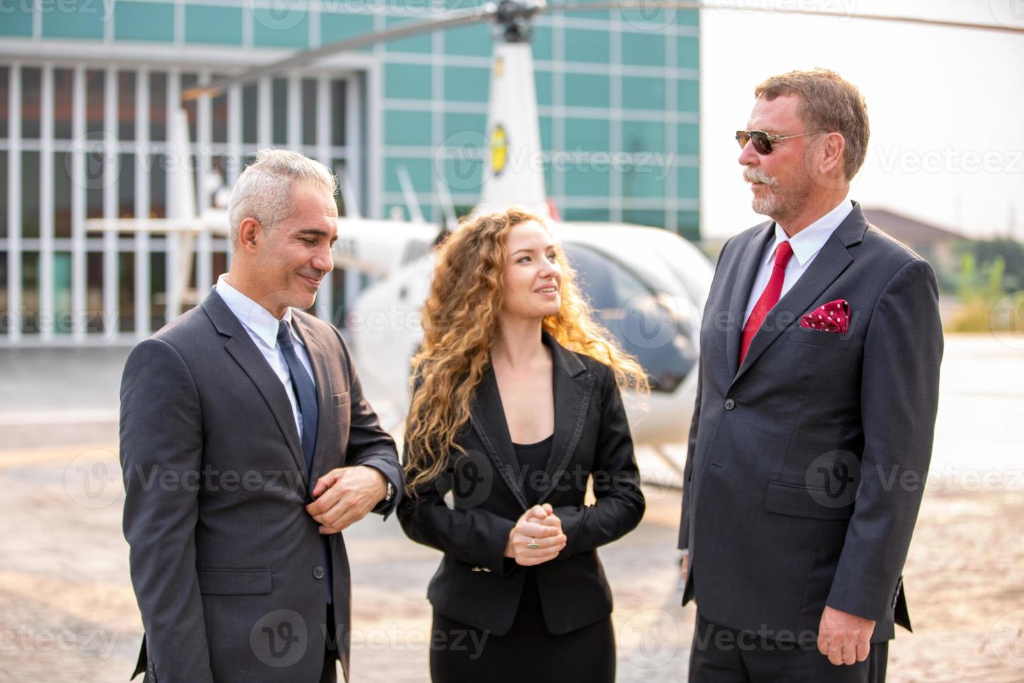 los empresarios exitosos que se unen se ensanchan mostrando una fuerte relación de comunidad de trabajadores. un equipo de hombres de negocios y mujeres de negocios que expresan un sólido trabajo en equipo en la oficina moderna. foto