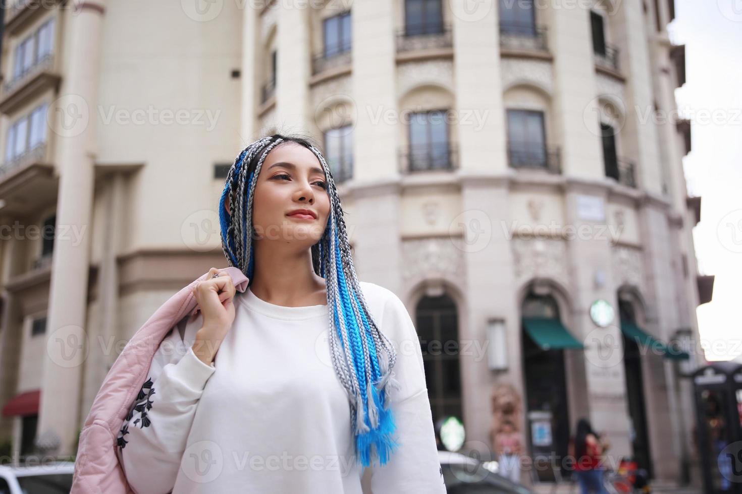 retrato de una joven de cabello azul, adolescente de pie en la calle como vida urbana. foto