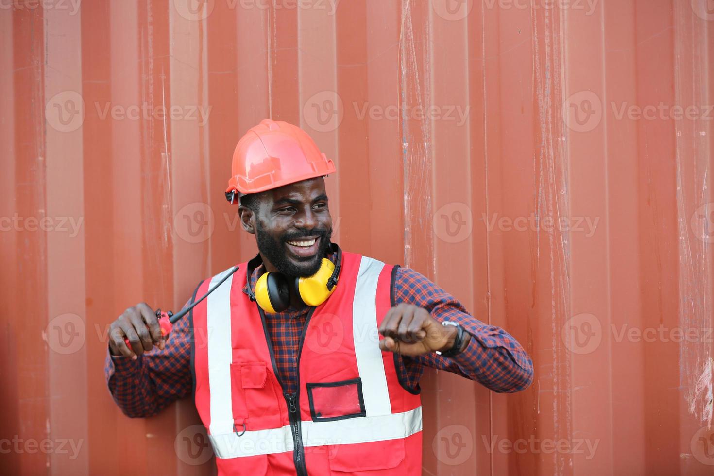 ingeniero o supervisor revisando y controlando la caja de contenedores de carga de la carga en el puerto. buque de carga de carga de contenedores industriales de control de capataz en la industria. concepto de transporte y logística. foto