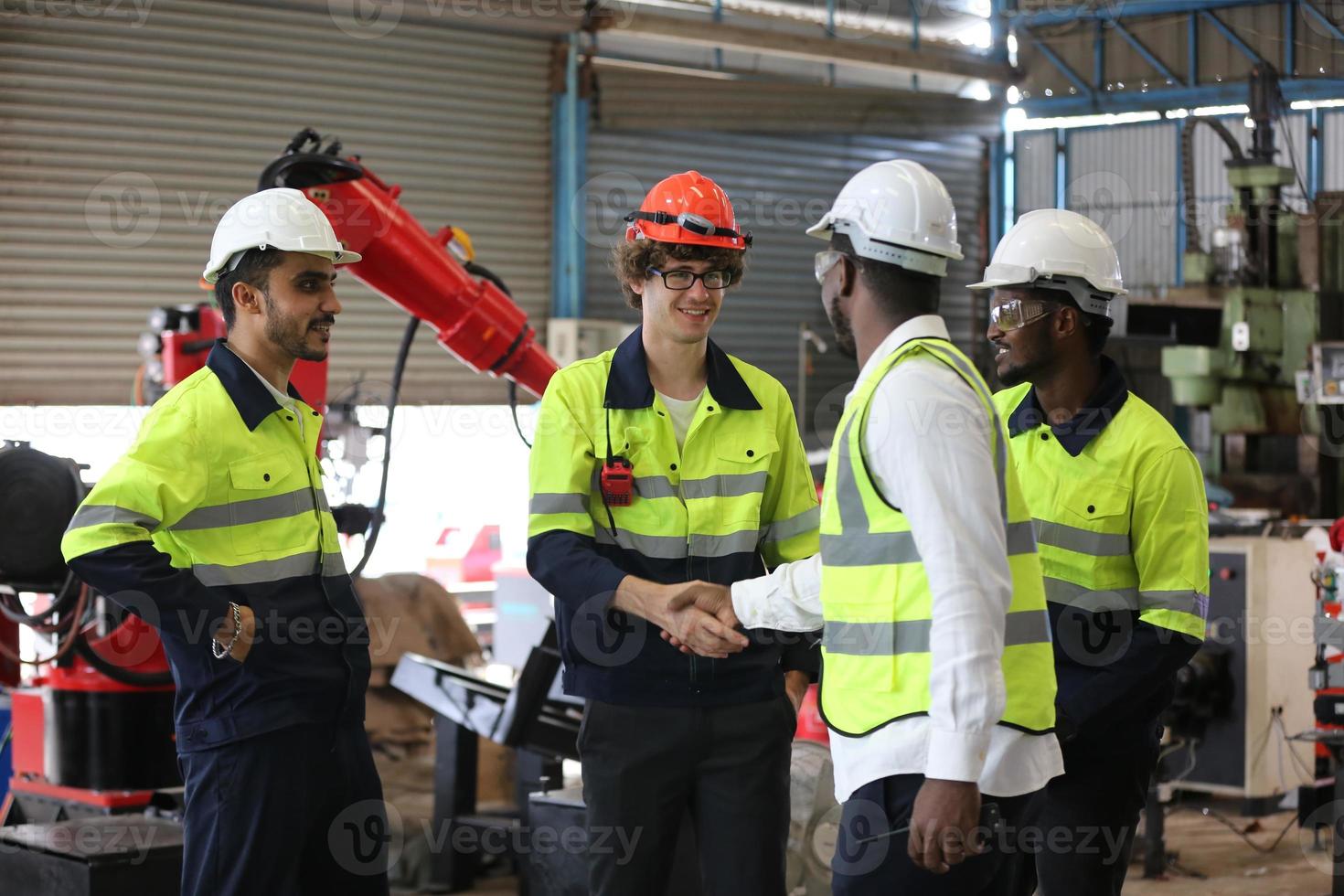 hombres profesionales, ingenieros, habilidades de los trabajadores, calidad, mantenimiento, trabajadores de la industria de capacitación, taller de almacén para operadores de fábrica, producción de equipos de ingeniería mecánica. foto